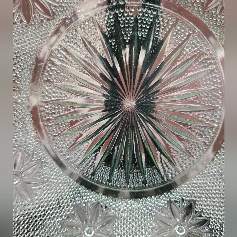 Pressed Glass/Starburst And Daisy Pattern Plate - Picture 2 of 4